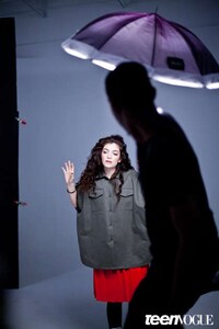 Behind-the-Scenes Songstress Photoshoots Image 8