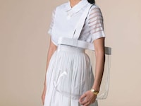 Airy Atmospheric Fashion Lines Image 8