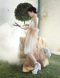 Ethereal Brit-Inspired Editorials Image 8