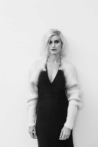 Functional Monochrome Fashion Image 6