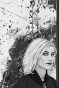 Functional Monochrome Fashion Image 7