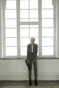 Functional Monochrome Fashion Image 8