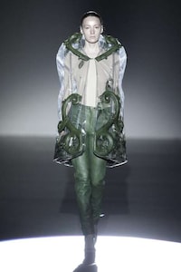 Sculpturally Baroque Runways Image 3