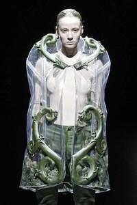 Sculpturally Baroque Runways Image 4