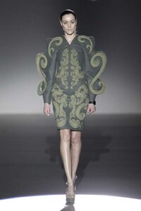Sculpturally Baroque Runways Image 7