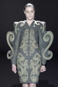Sculpturally Baroque Runways Image 8