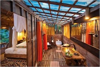 Glass-Bottomed Vacation Homes Image 4