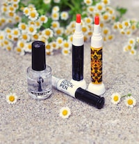 DIY Daisy Manicures Image 3