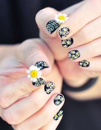 DIY Daisy Manicures Image 4