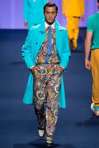 Pattern-Clashing Vacation Attire Image 2