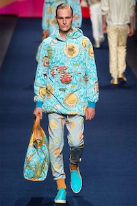 Pattern-Clashing Vacation Attire Image 4