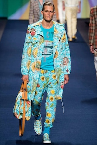 Pattern-Clashing Vacation Attire Image 5