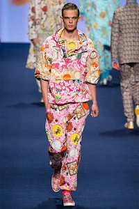 Pattern-Clashing Vacation Attire Image 6