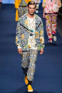 Pattern-Clashing Vacation Attire Image 7