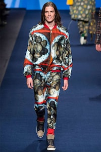 Pattern-Clashing Vacation Attire Image 8