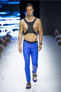 Sleek Scuba Diver Runways Image 2