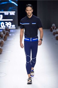 Sleek Scuba Diver Runways Image 4