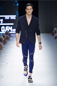 Sleek Scuba Diver Runways Image 6
