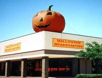 Holiday-Themed Pop Up Stores Image 2
