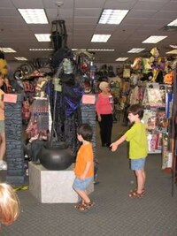 Holiday-Themed Pop Up Stores Image 4