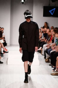 Visor-Wearing Menswear Shows Image 6