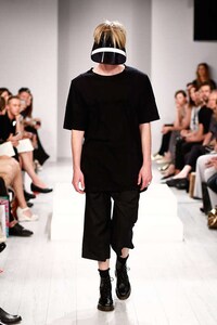 Visor-Wearing Menswear Shows Image 8