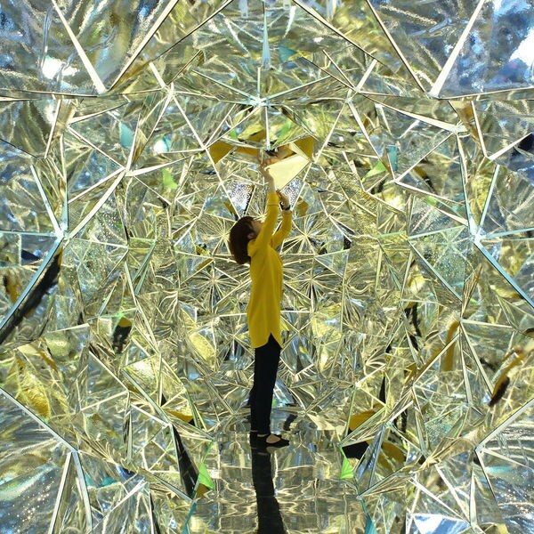 Kaleidoscopic Mirror Tunnels Image 2