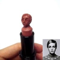 Bizarre Lipstick Busts Image 3