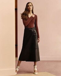 Dainty 1970s Fashion Campaigns Image 5