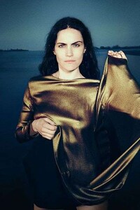 Water-locked Fashion Campaigns Image 3