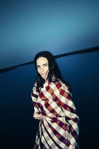 Water-locked Fashion Campaigns Image 4