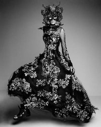 Avant-Garde Fall Fashion Image 3