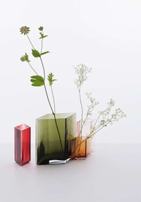 Diamond-Shaped Flower Holders Image 3
