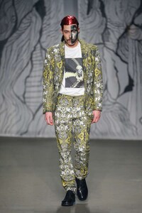 Edgy Two-Faced Runways Image 5