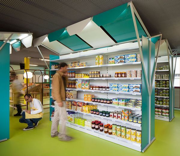 25 Dynamic Grocery Store Displays