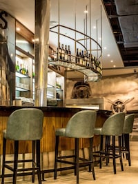 Aviation-Themed Airport Bars Image 4