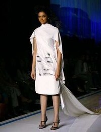 Giant Face Dresses Image 6
