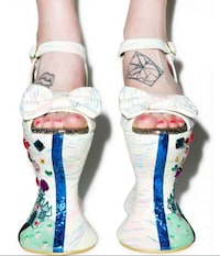 Decorative No-Heel Sandals Image 3
