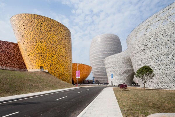 Vase-Mimicking Buildings