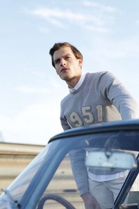 Sporty Neo-Vintage Fashion Image 2