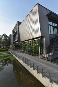 Foliage Enclosed Walkways Image 8