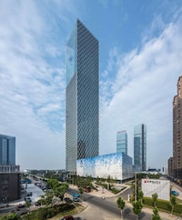 Visually Deceiving Skyscrapers Image 2