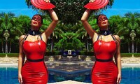 Sultry Mirrored Celebrity Photography Image 4