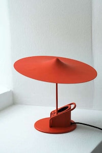 Versatile Wide-Brim Lamps Image 3