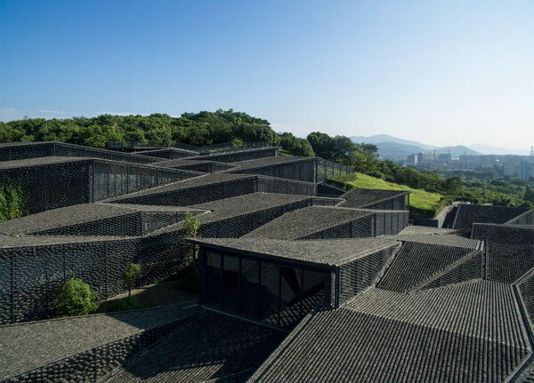 Zigzagging Art Galleries