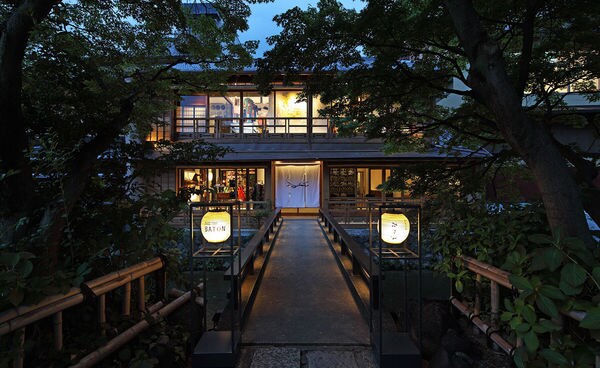 Second-Hand Clothing Cafes