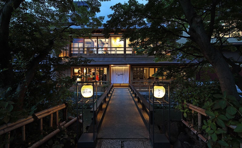 Second-Hand Clothing Cafes