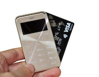 Credit Card-Sized Cellphones Image 2