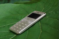 Credit Card-Sized Cellphones Image 3