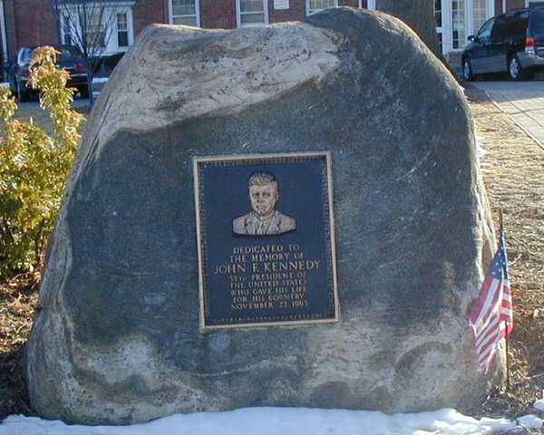 30 Bizarre Memorials